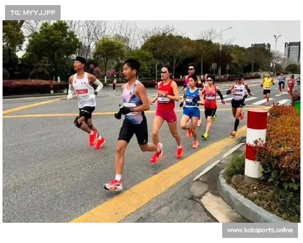 韩日龙刷新纪录荣获马拉松亚锦赛冠军自豪展示朝鲜国旗 韩日龙刷新纪录荣获马拉松亚锦赛冠军自豪展示朝鲜国旗