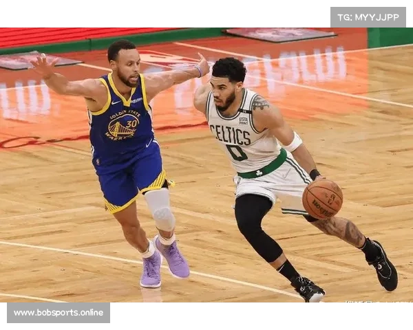 库里再度封神勇夺MVP 传奇之路续写篮球历史辉煌 库里再度封神勇夺MVP 传奇之路续写篮球历史辉煌